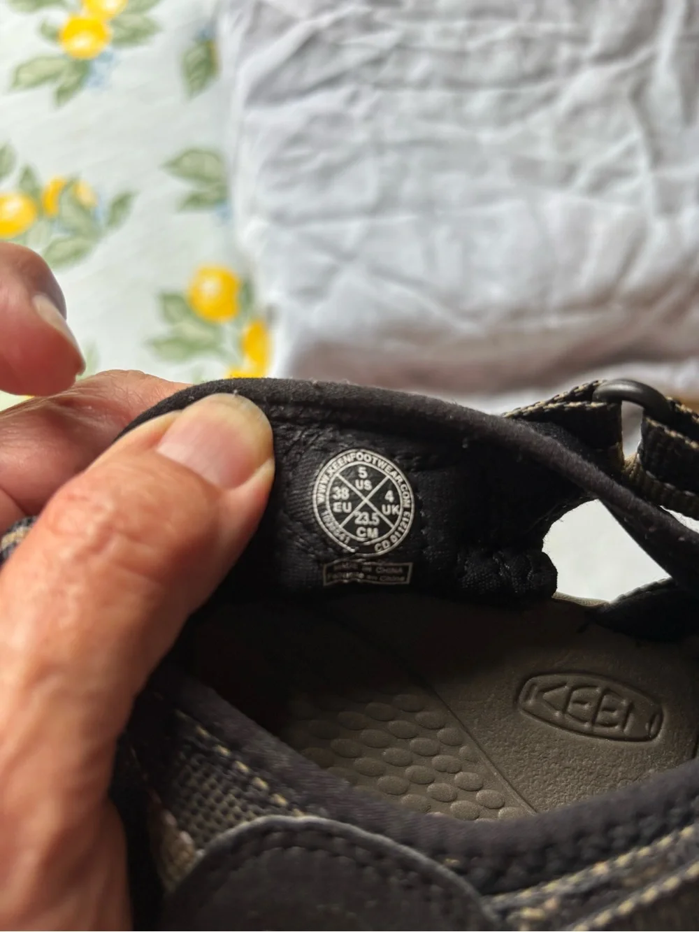 Keen women’s size 5 olive and Tan Sport Sandals